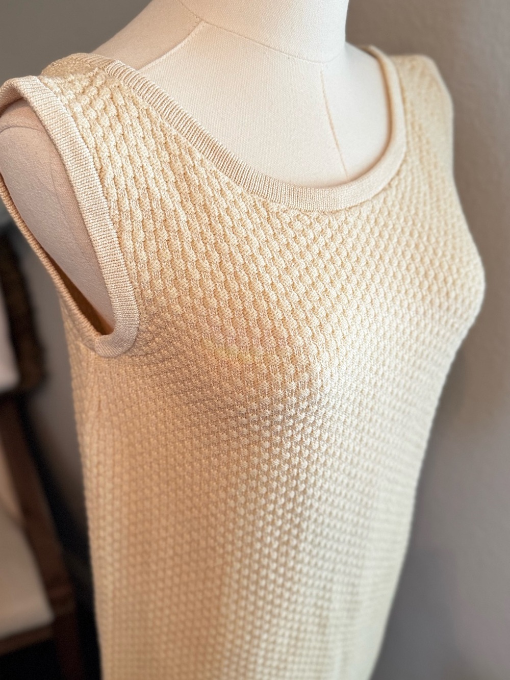 ST. JOHN Cream Textured Knit Sleeveless Shift Sheath Midi Dress w V-Back - Picture 4 of 16